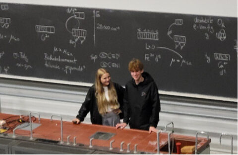 Zum Artikel "Exploring Chemistry at FAU: Lukas gave a Campus Tour for Future Scientists"